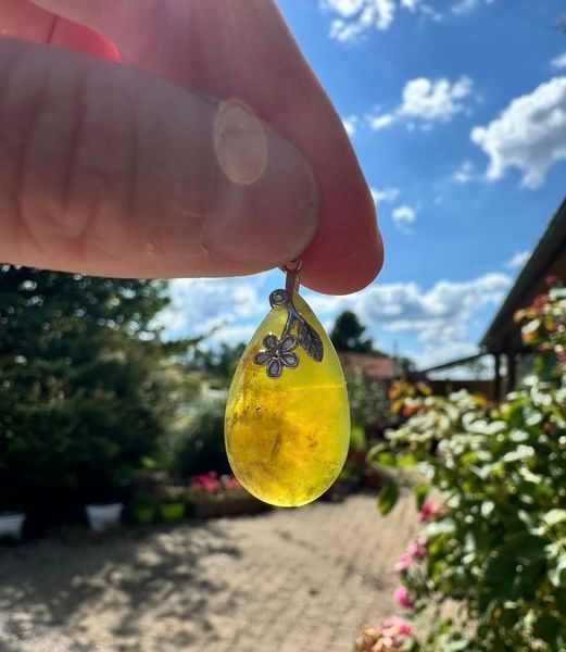 ​Pendentif en opale jaune et ses dendrites
