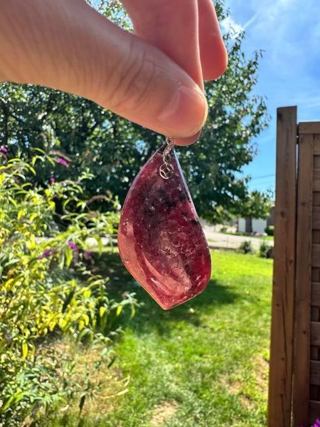 ​Pendentif en rhodonite et ses reflets