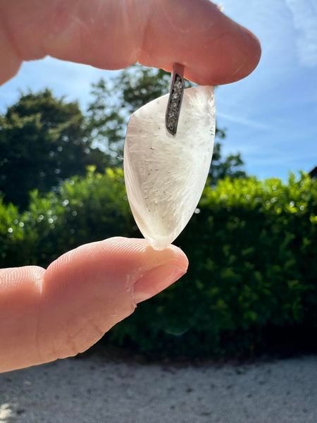 ​Pendentif en scolecite et ses reflets nacrés