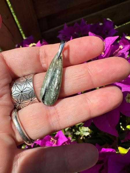 ​Pendentif en CYANITE, KYANITE VERTE OU DISTHÈNE VERT