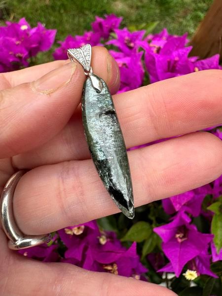 ​Pendentif en CYANITE, KYANITE VERTE OU DISTHÈNE VERT