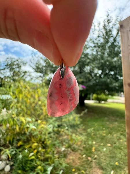 ​Pendentif en rhodochrosite et ses petits eclats de pyrite