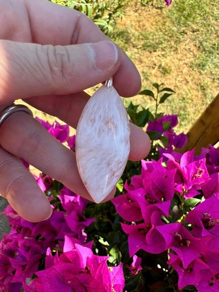 ​Pendentif en scolecite rose recto verso une face polie et une brute