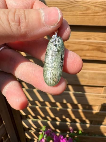​Pendentif en CYANITE, KYANITE VERTE OU DISTHÈNE VERT