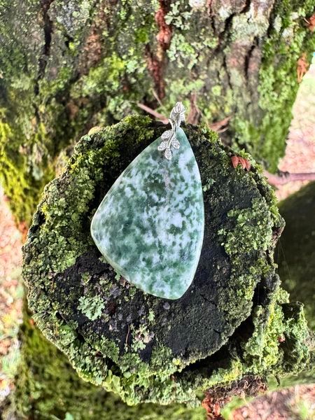 ​Pendentif en Diopside zoisite