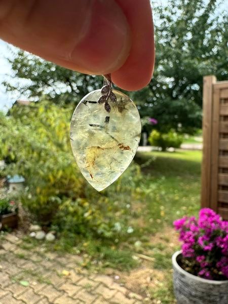 ​Pendentif en prehnite et epidote
