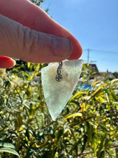 ​Pendentif en quartz sur fluorite