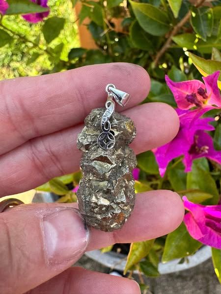 ​Pendentif en nodule de pyrite cristalisee