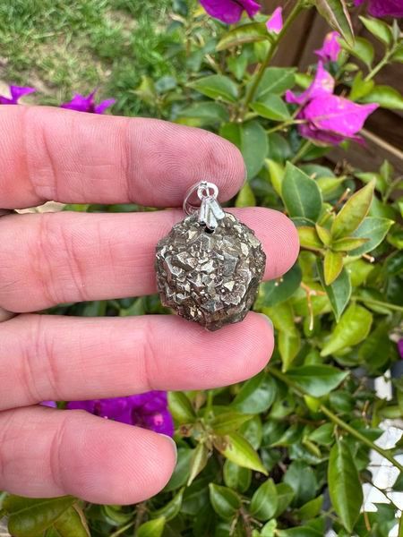 ​Pendentif en nodule de pyrite cristalisee