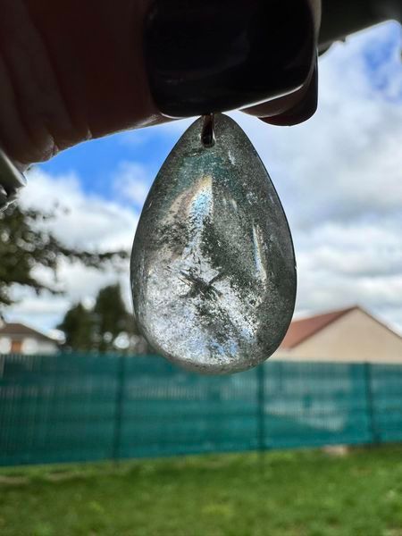 ​Pendentif en quartz chlorite recto verso et ses fantômes