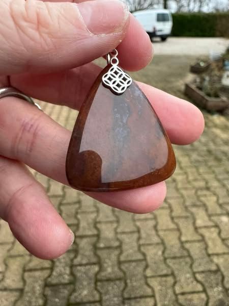 ​Pendentif en agate mousse rouge