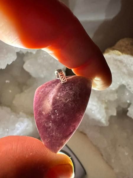 ​Pendentif en lepidolite recto verso pleine de paillettes