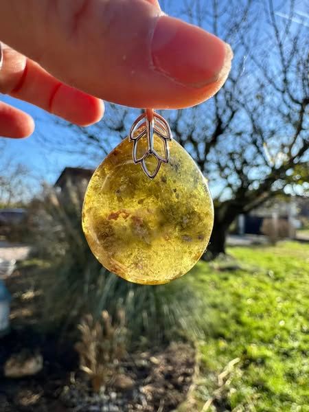 ​Pendentif en grenat grossulaire vert