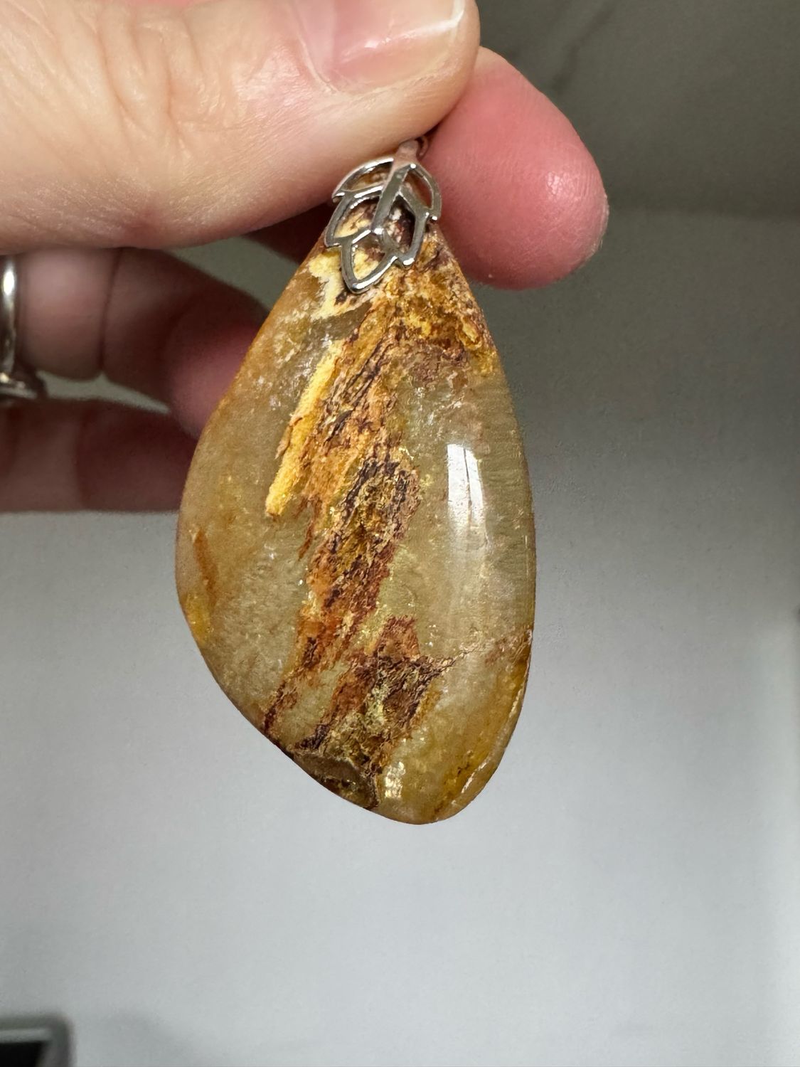 Pendentif recto verso en ambre