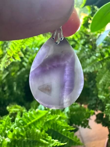 ​Pendentif en améthyste chevrons