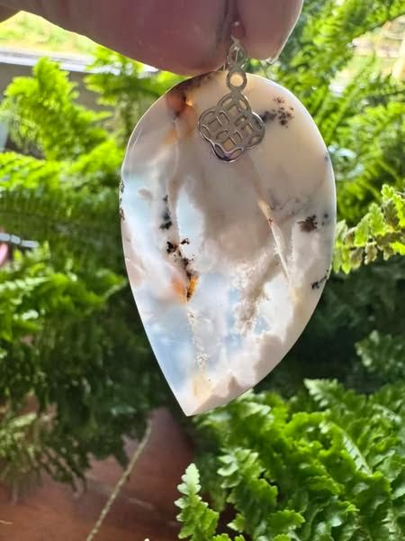 ​Pendentif en sublime opale dendrite