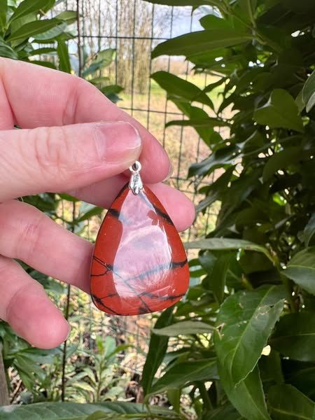 ​Pendentif en jaspe rouge et ses liserets noirs