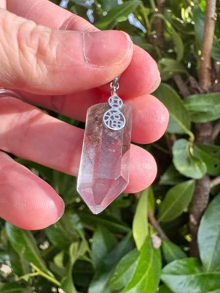 ​Pendentif en quartz a inclusions d hématite