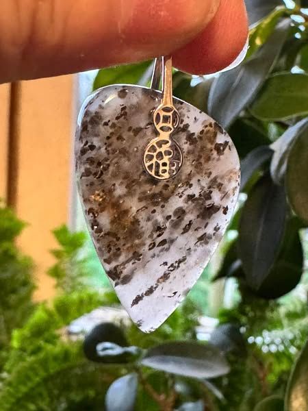 ​Pendentif en pierre de soleil noire