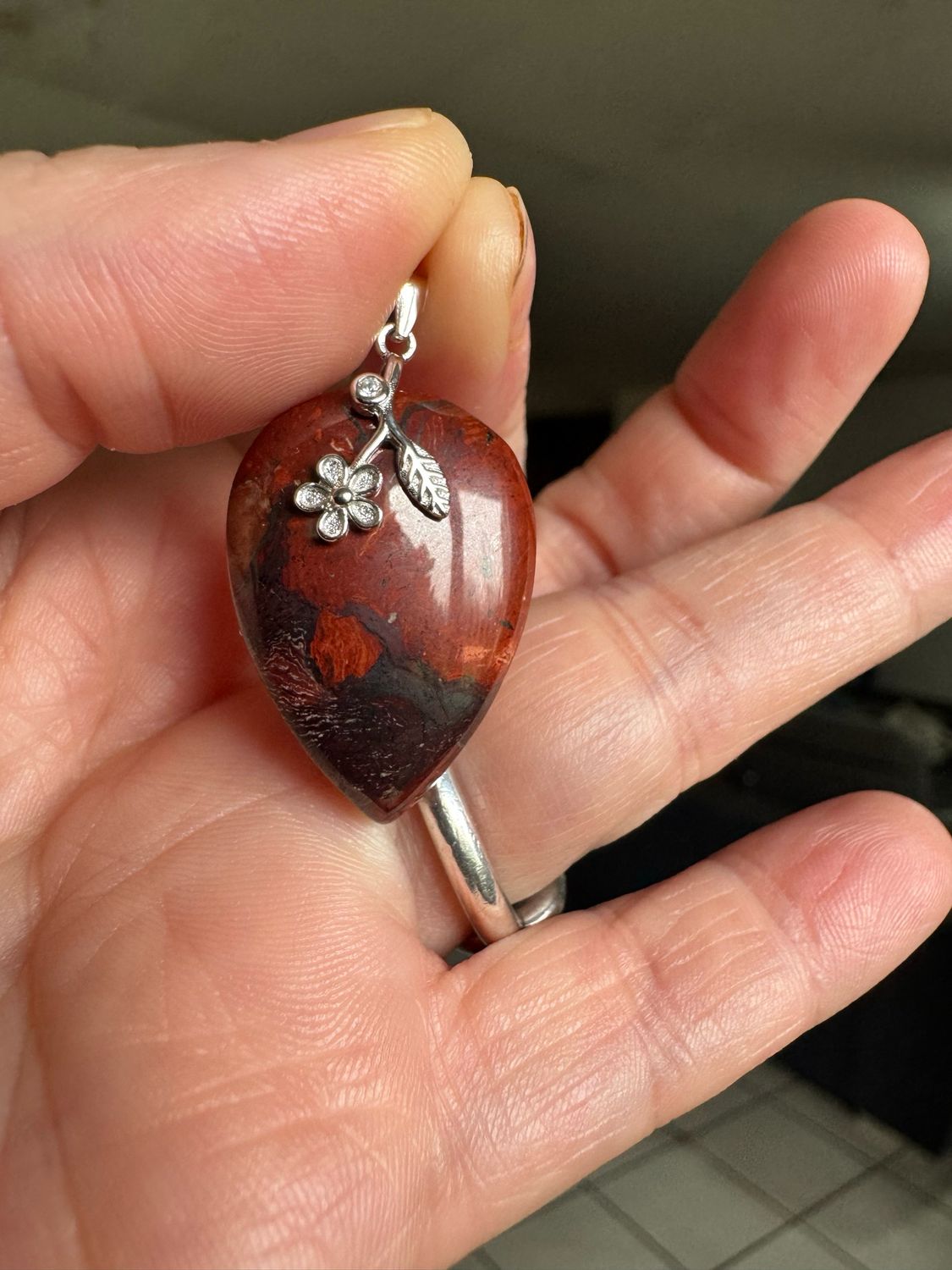 Pendentif en jaspe rouge et hématite
