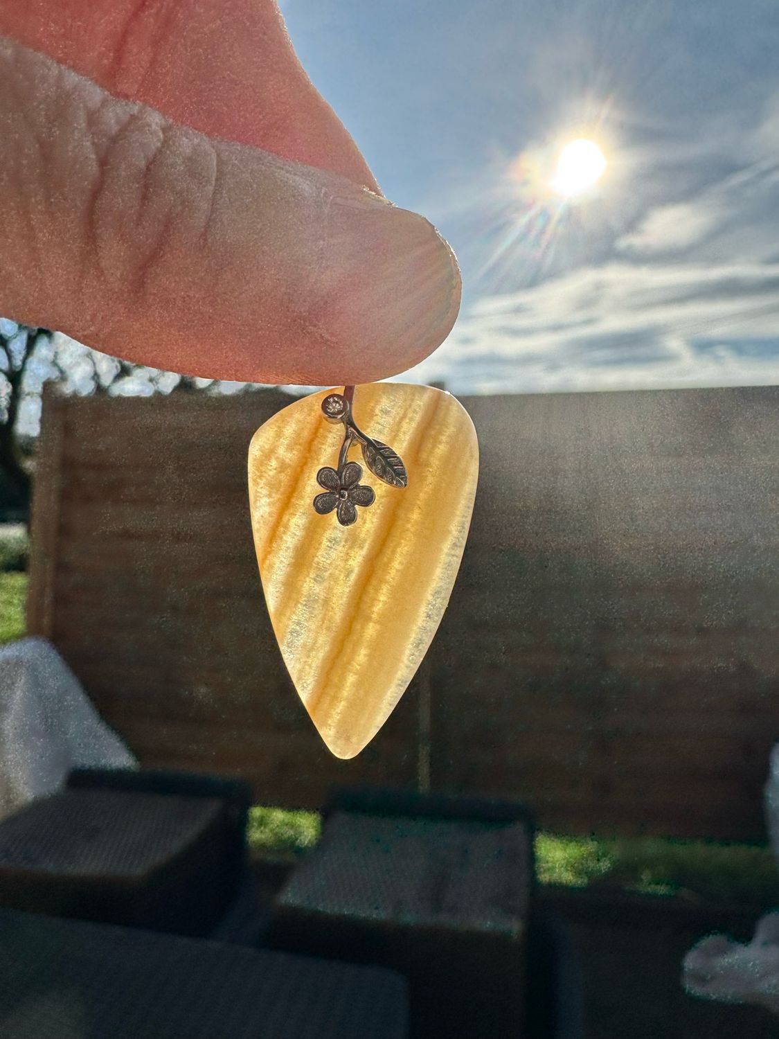 Pendentif en calcite miel