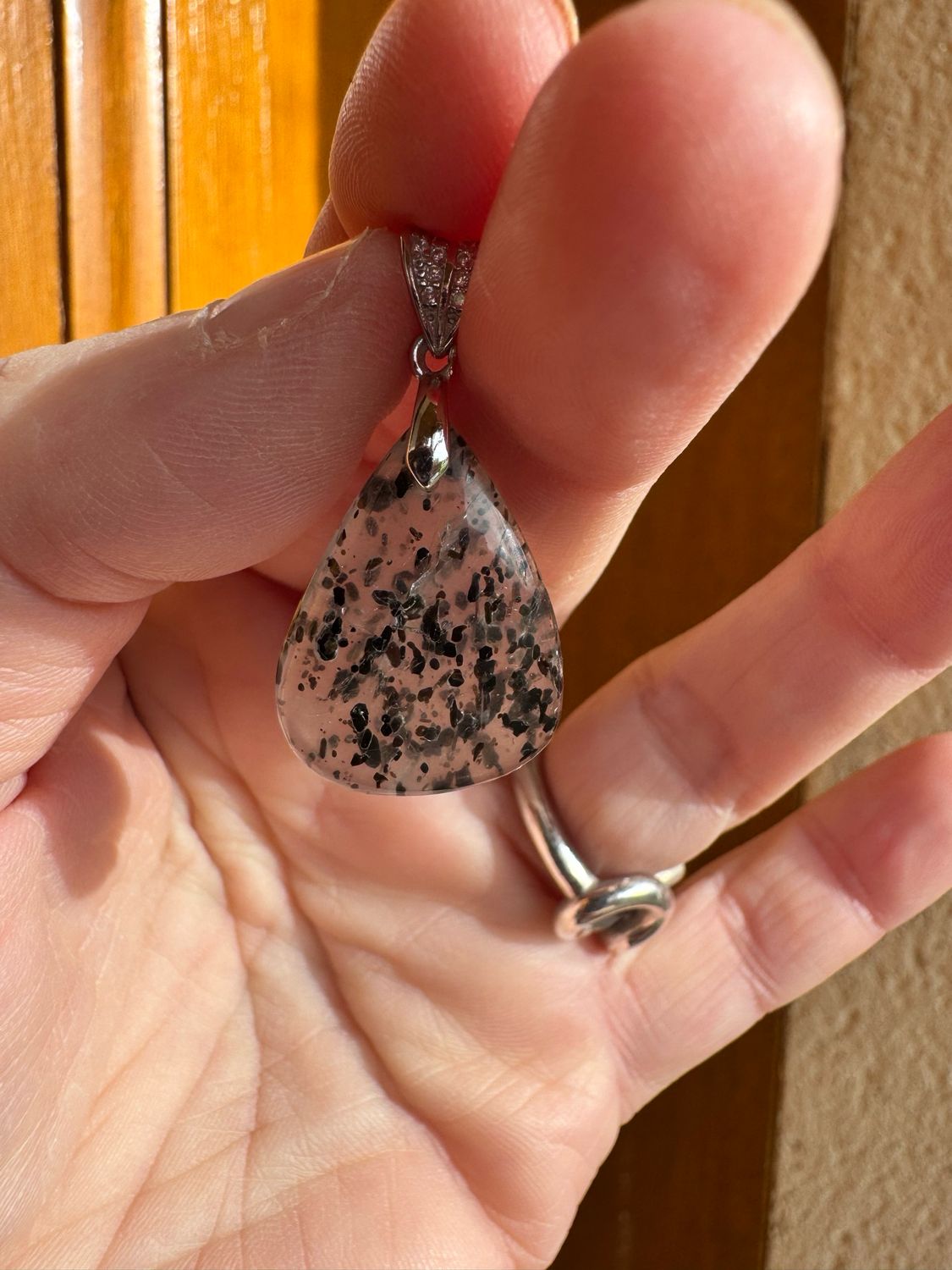 Pendentif en quartz à inclusions d hématite
