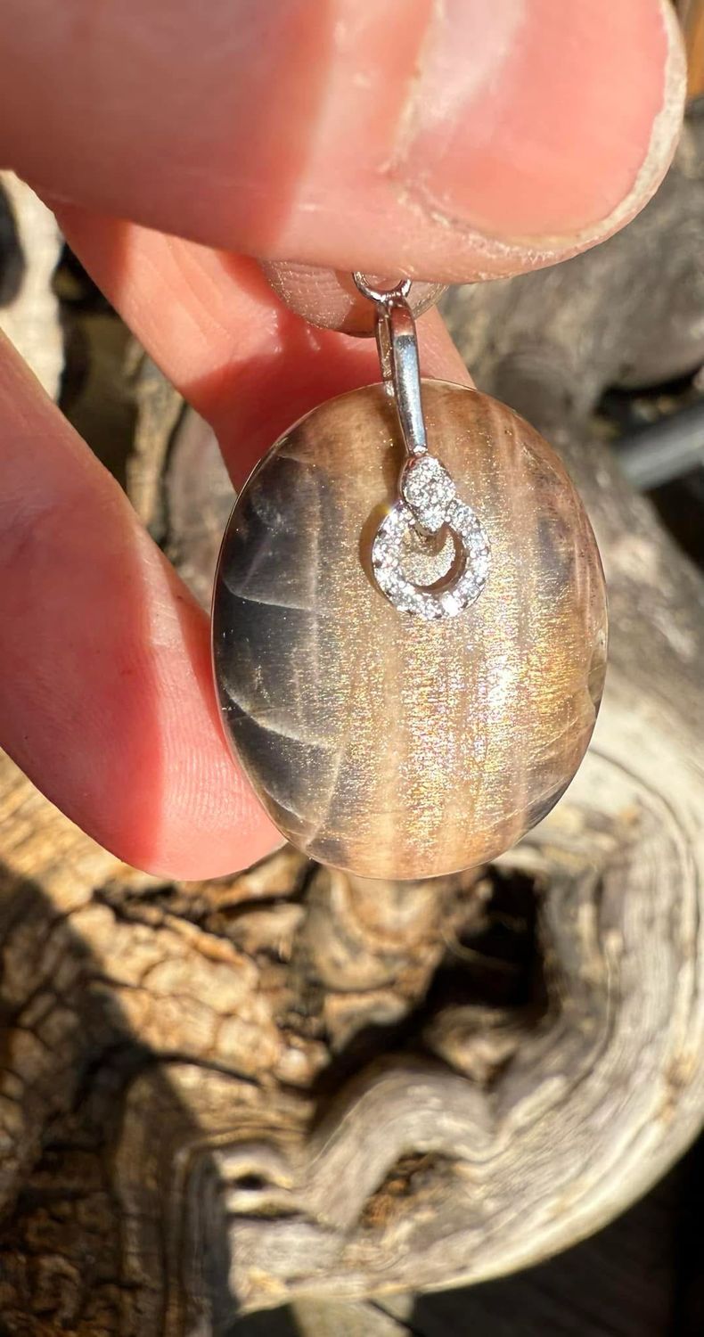 Pendentif en pierre de lune noire