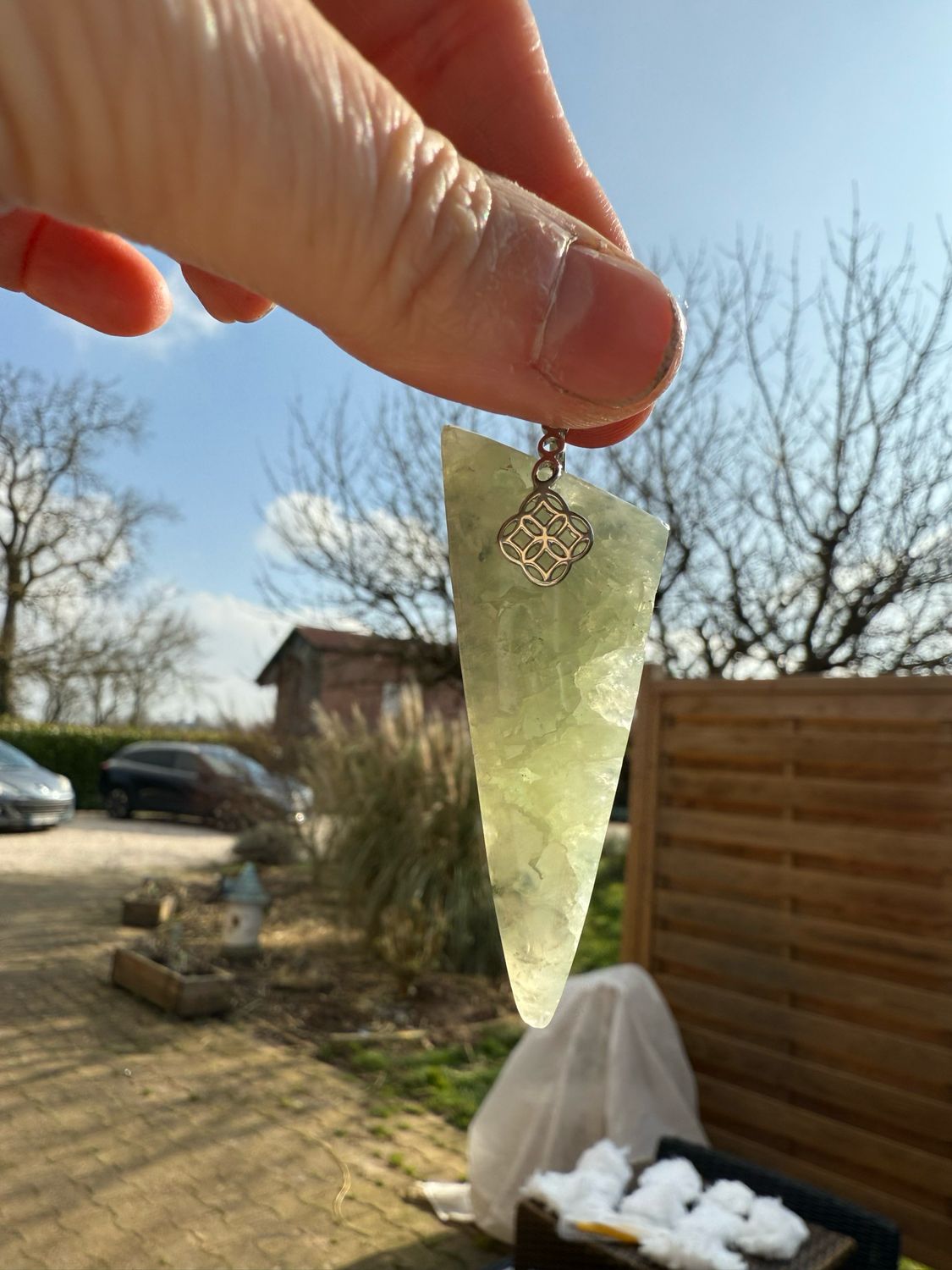 Pendentif en prehnite et epidote cristallisés