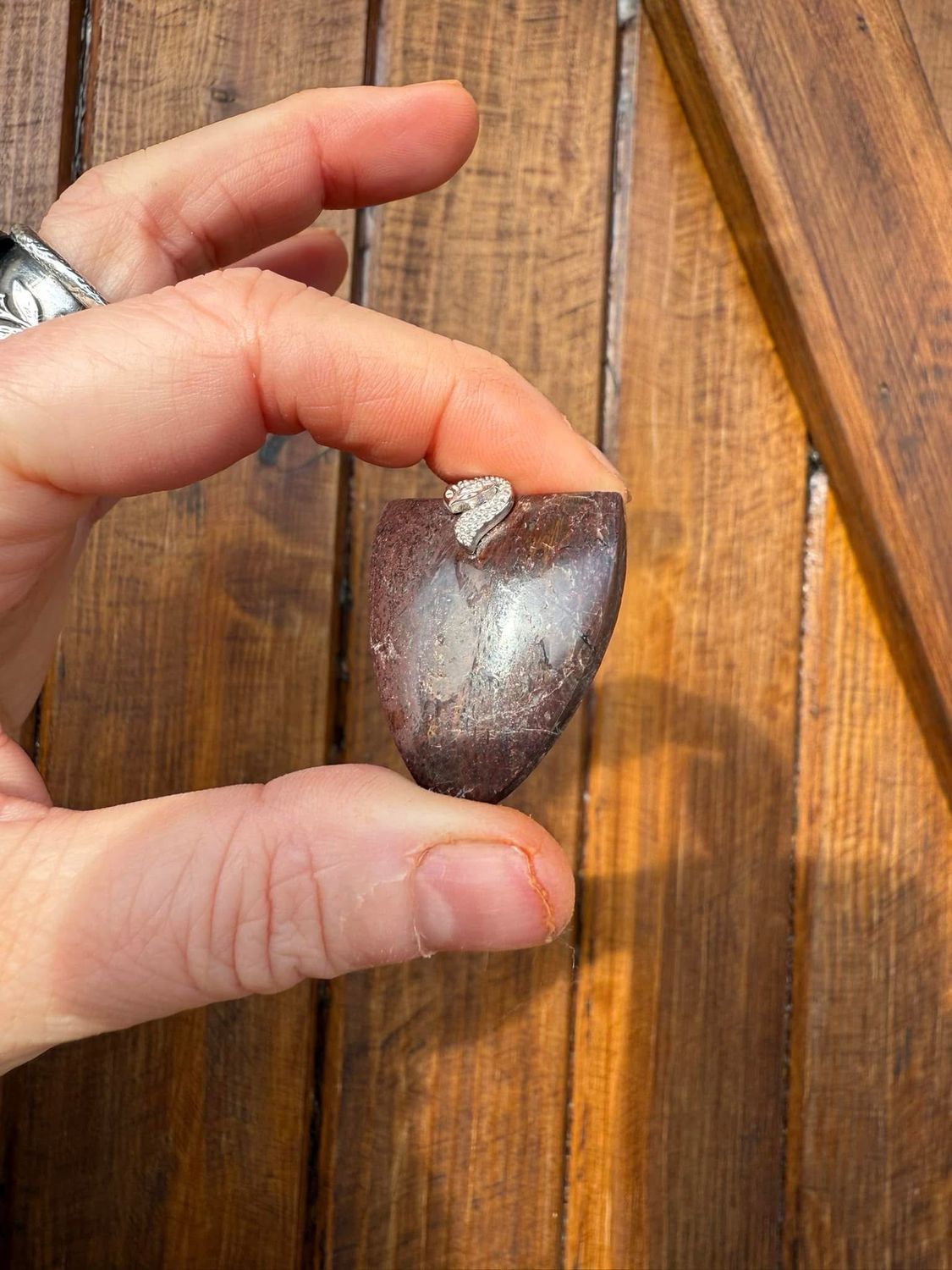 Pendentif en os de dinosaure fossilisé
