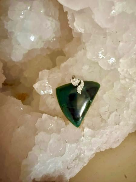 ​Pendentif en malachite avec ses reflets et scintillements