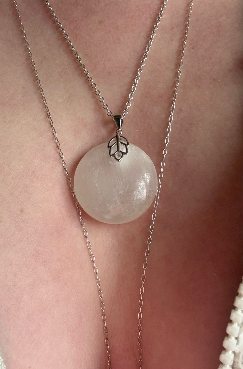 Pendentif en gypse fibreux