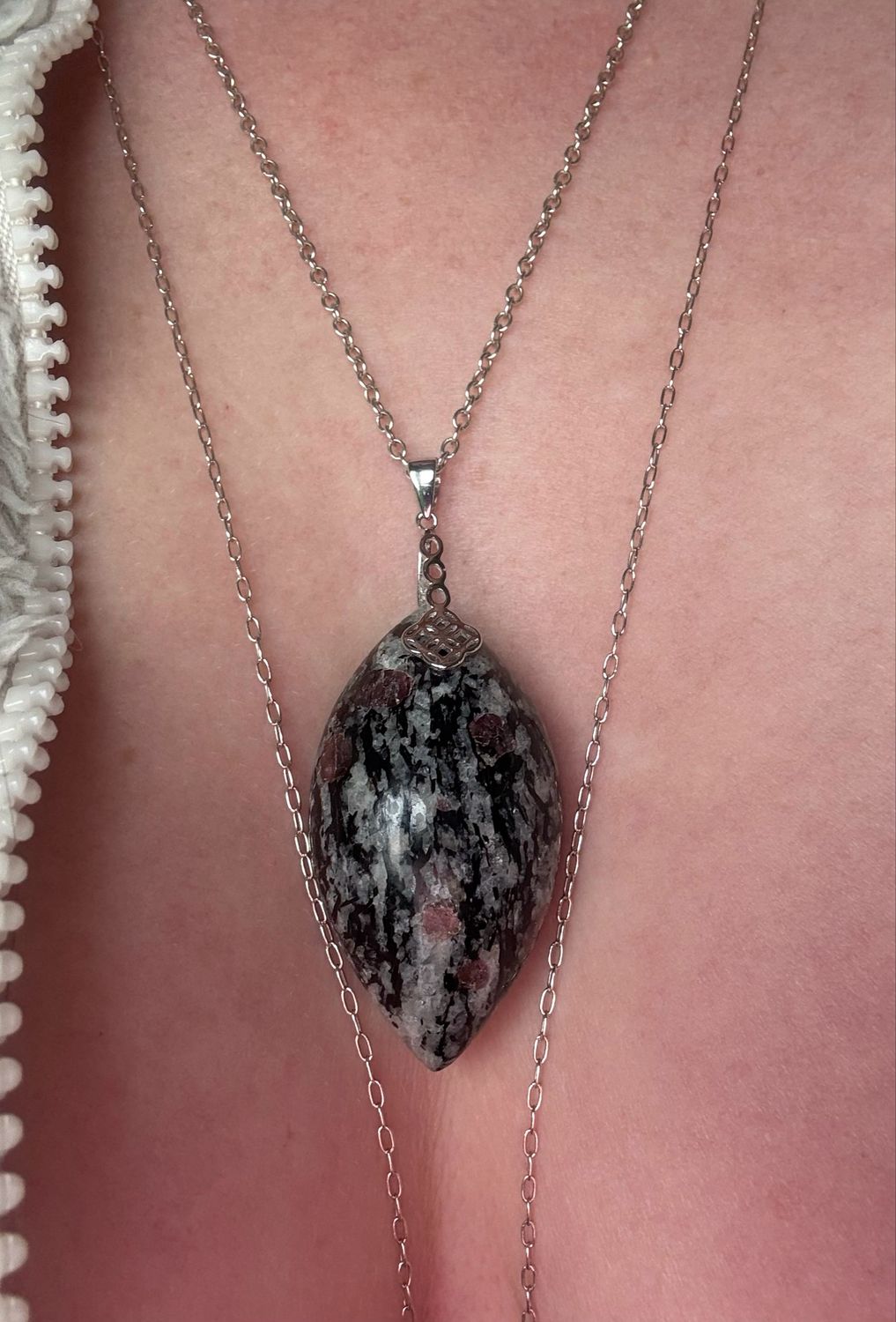 Pendentif en grenat , spinelle sur biotite