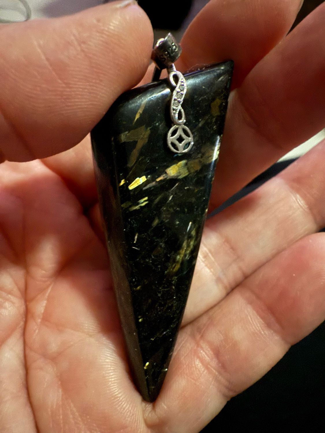 ​Pendentif en Nuummite du Groenland