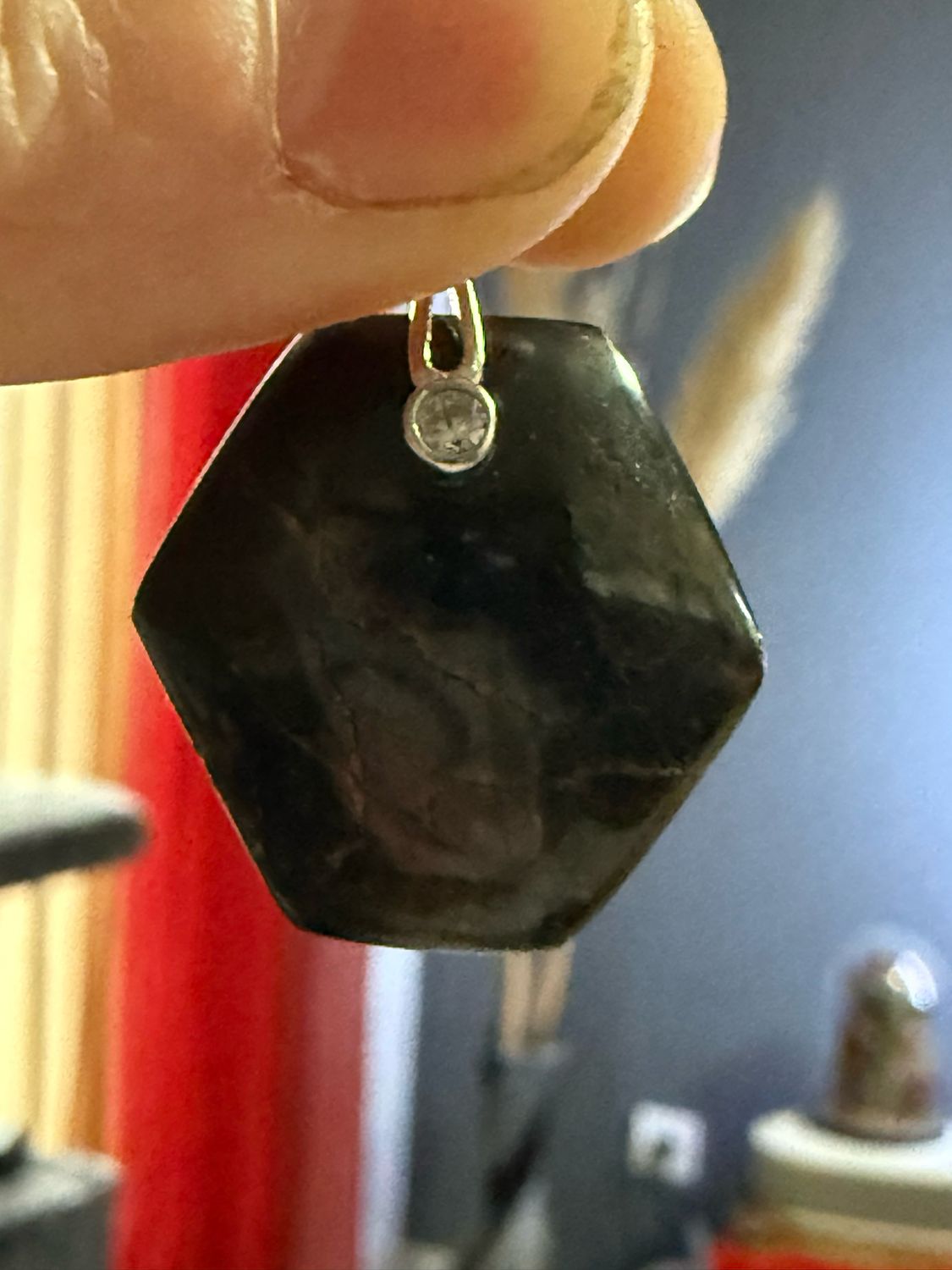 Pendentif en grenat almandin et ses paillettes
