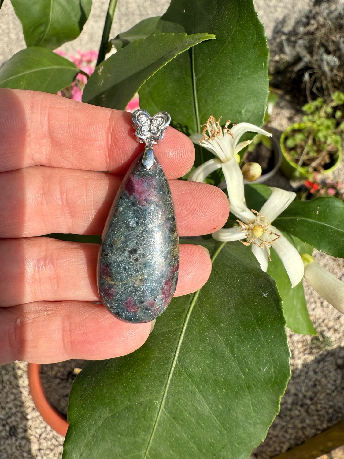 Pendentif en cyanite rubis
