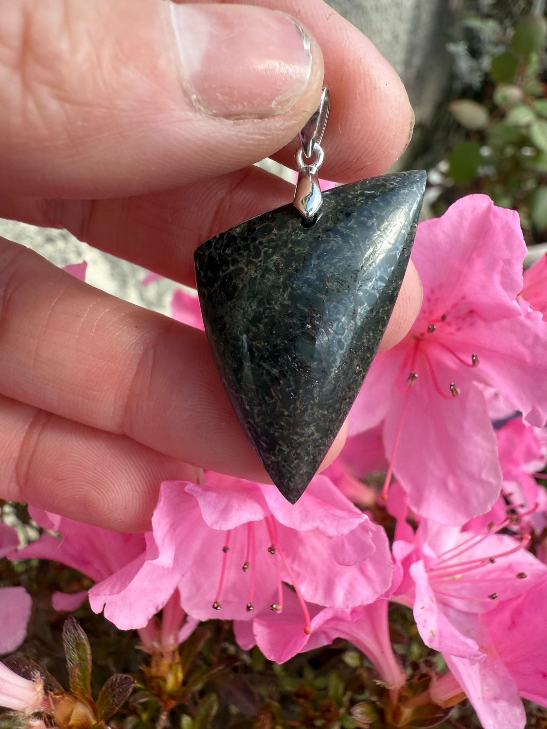 Pendentif en os de dinosaure fossilisé