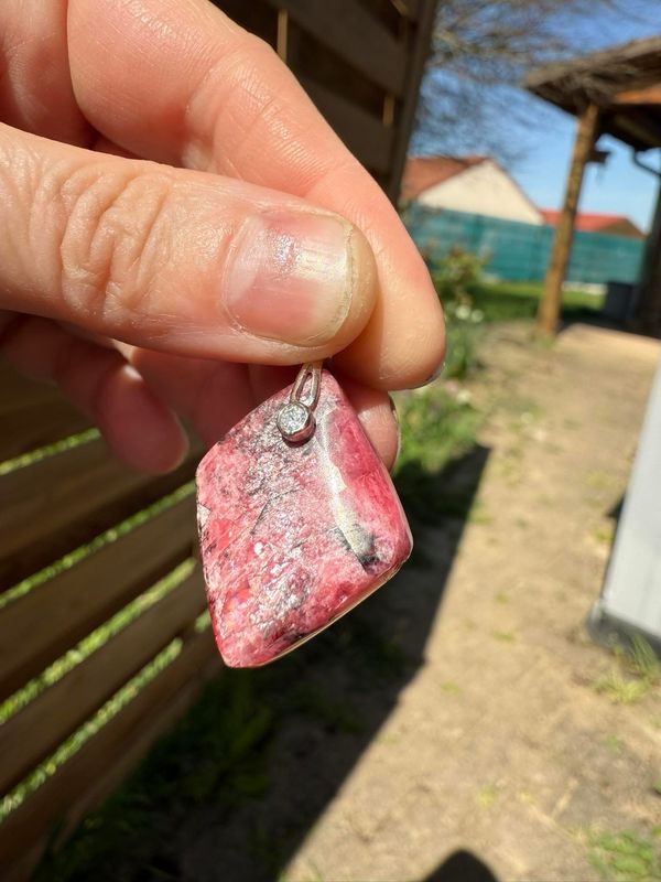 Pendentif en rhodonite et ses reflets nacrés