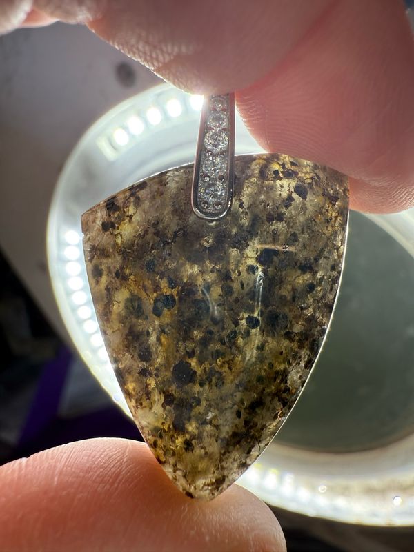 Pendentif en lithomanite
