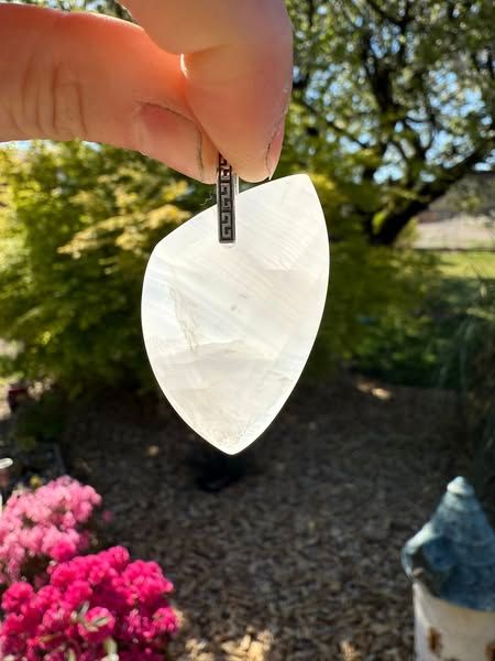 ​Pendentif en manganocalcite