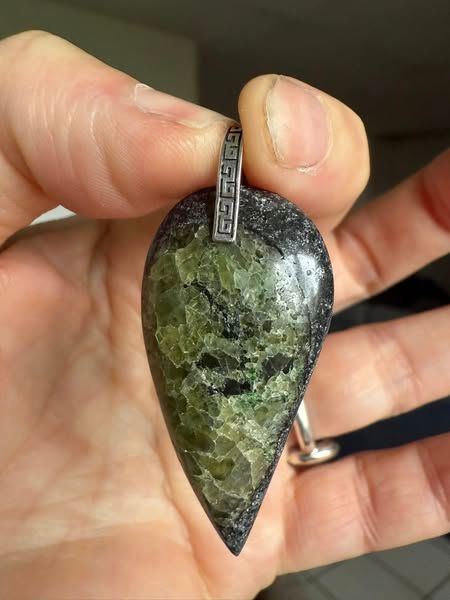 ​Pendentif en olivine (péridot)recto verso