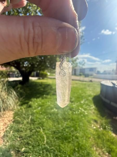​pendentif en cristal de roche brut du mont blanc