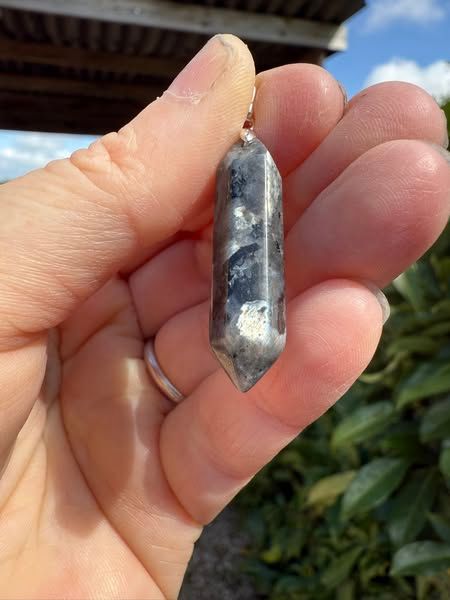 ​Pendentif en larvikite