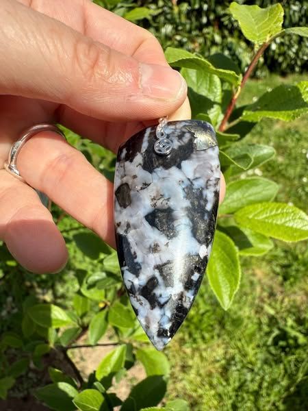 ​Pendentif en gabbro indigo