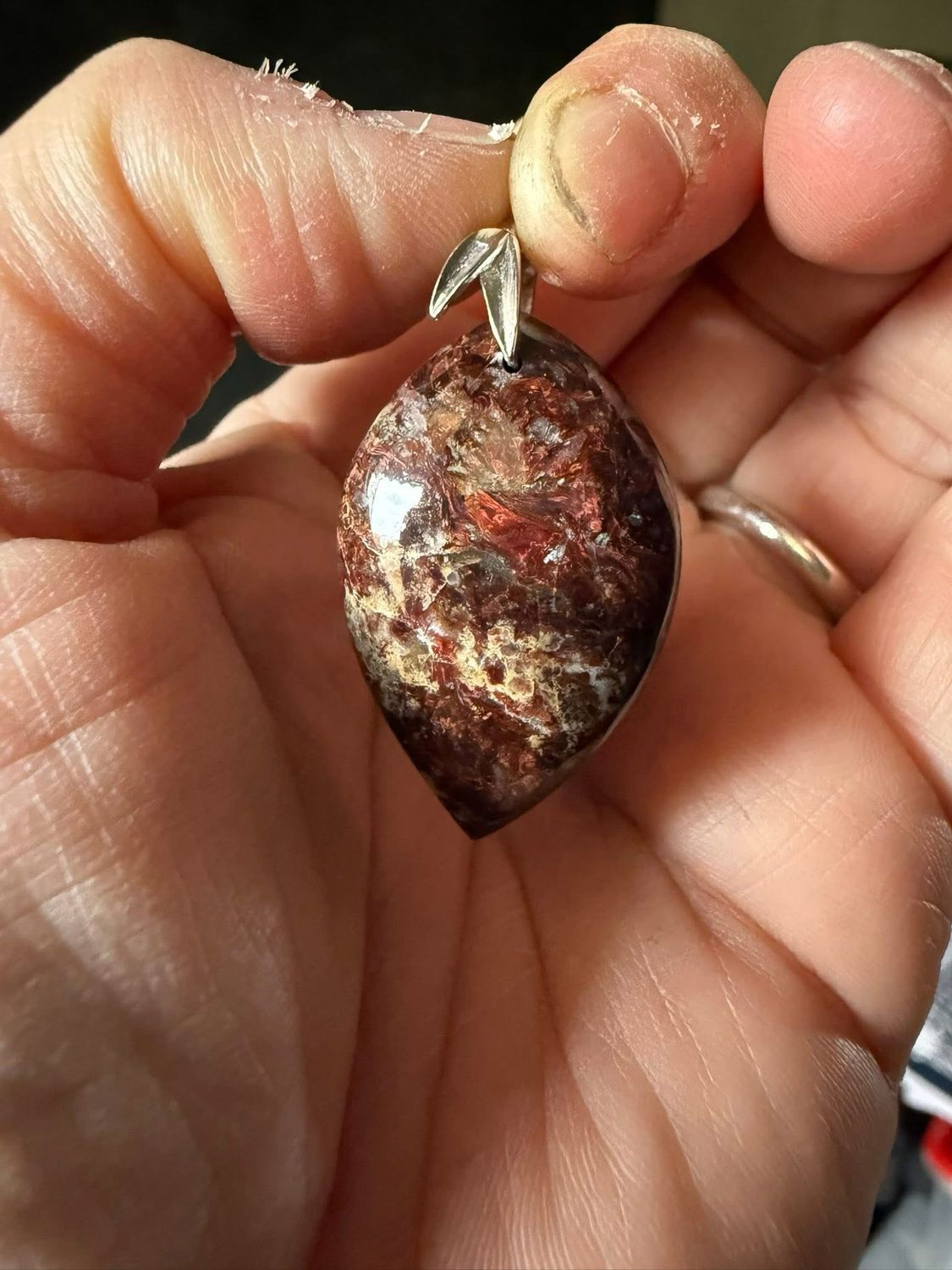 Pendentif en pietersite rouge