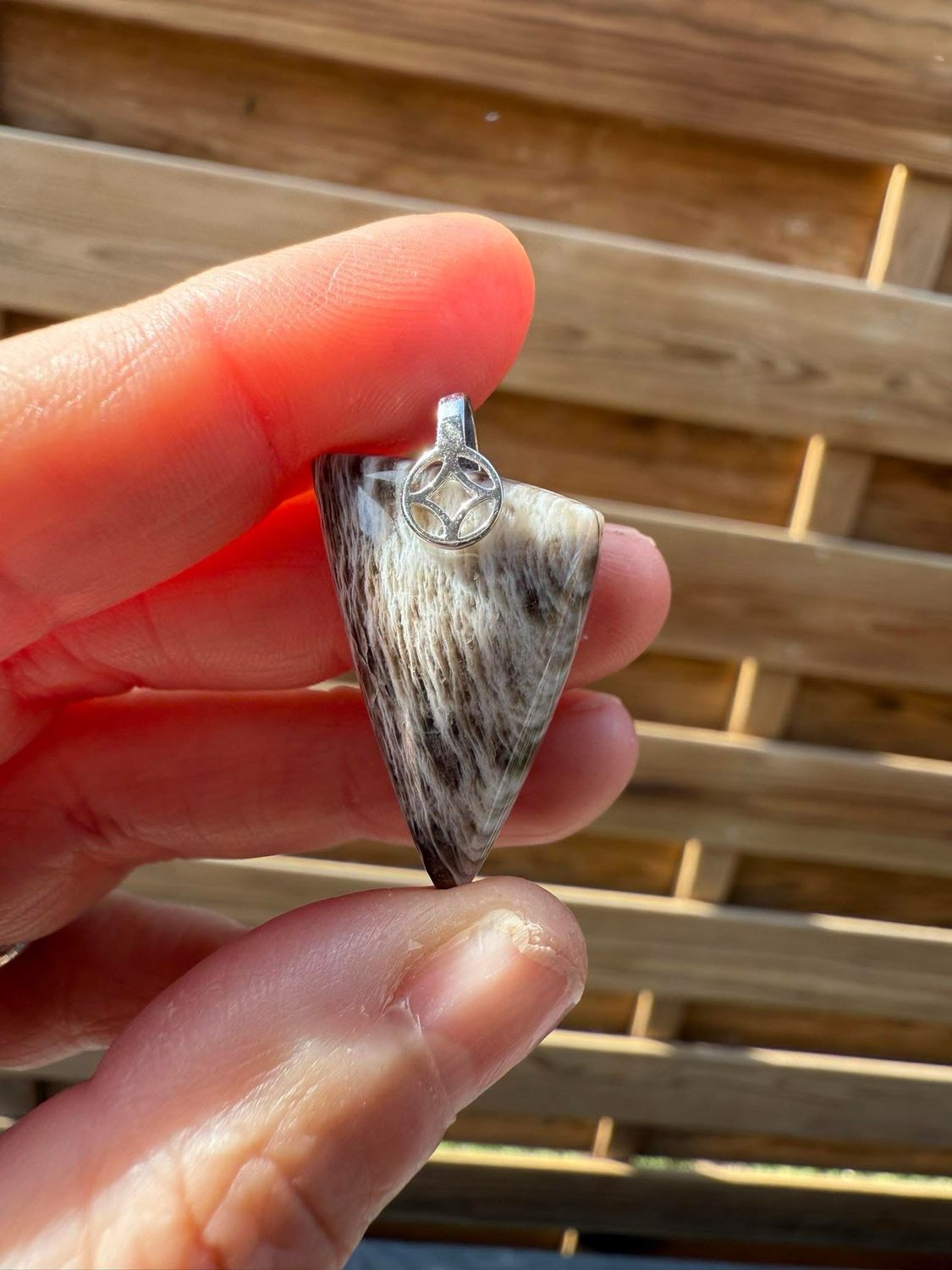 Pendentif en pierre de lune grise