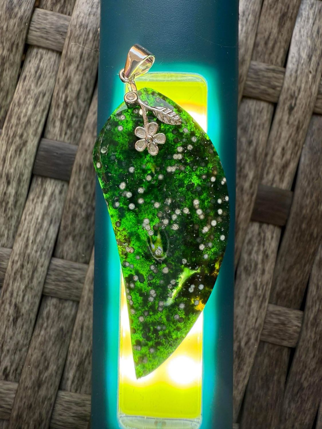 Pendentif en calcédoine verte orbiculaire
