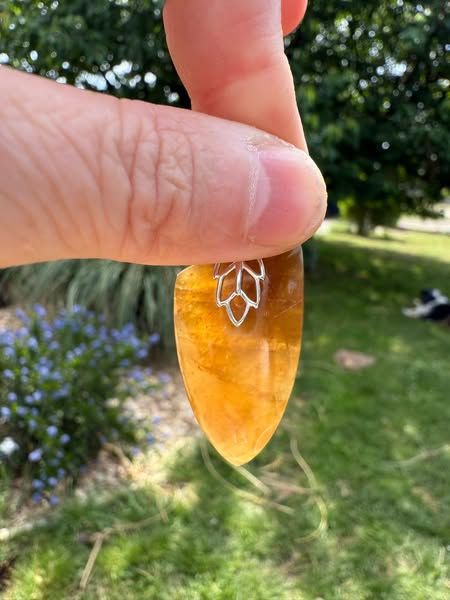 ​Pendentif en calcite chocolat