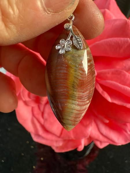 ​Pendentif en jaspe rubané
