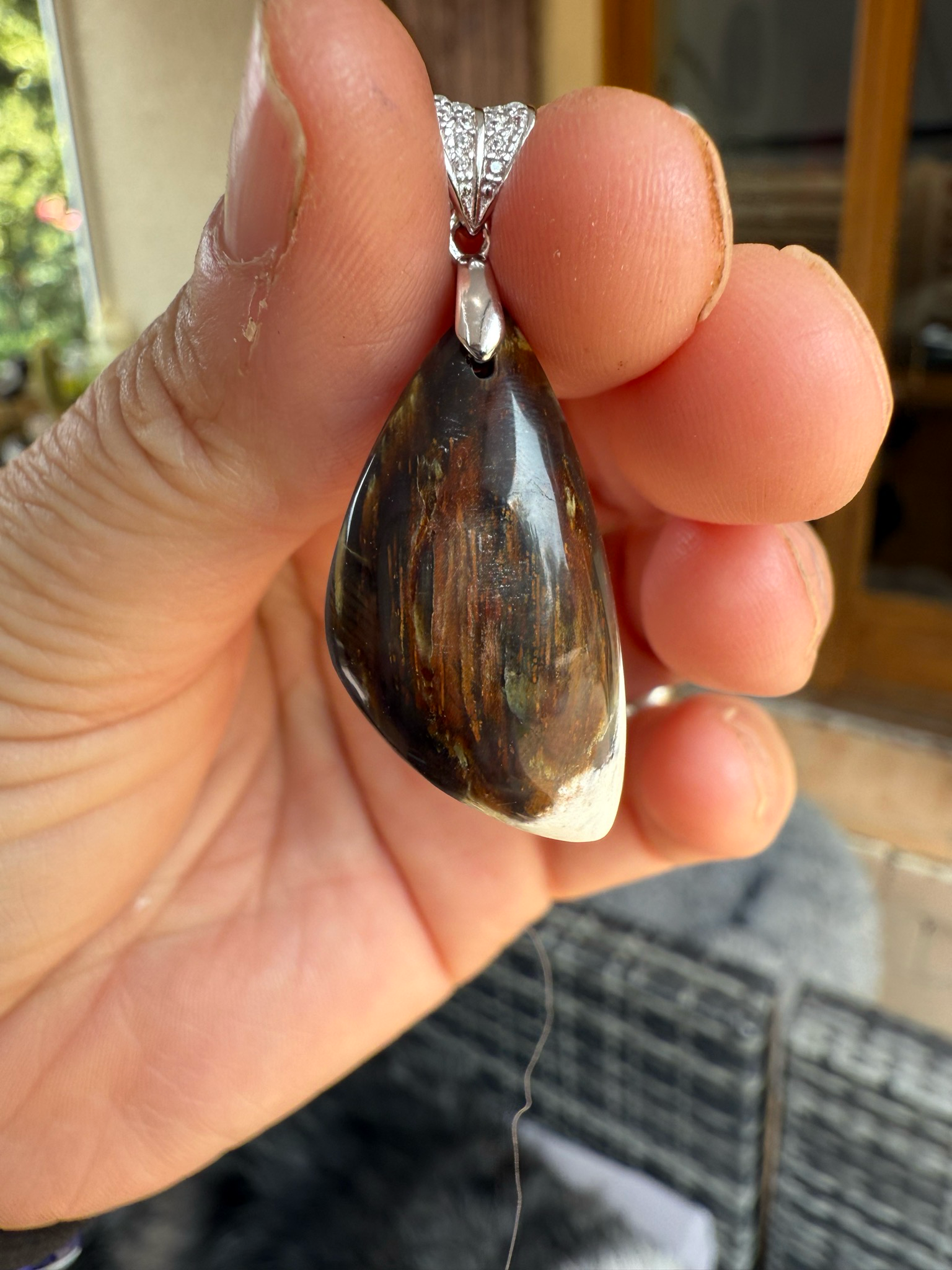 Pendentif en bois pétrifié (fossilisé )