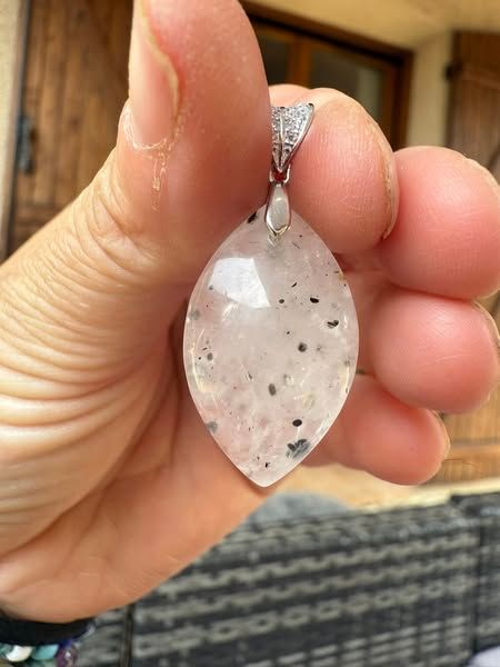 ​Pendentif en quartz à inclusions de mica
